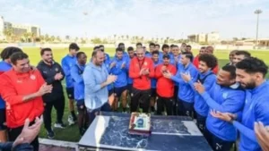 لاعبي سيراميكا يحتفلون بعيد ميلاد على ماهر في لحظة تجمع الفريق والتقدير